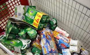 Chaque jour, le magasin Auchan du Kremlin-Bic^tre donne quatre charriots remplis aux associations
